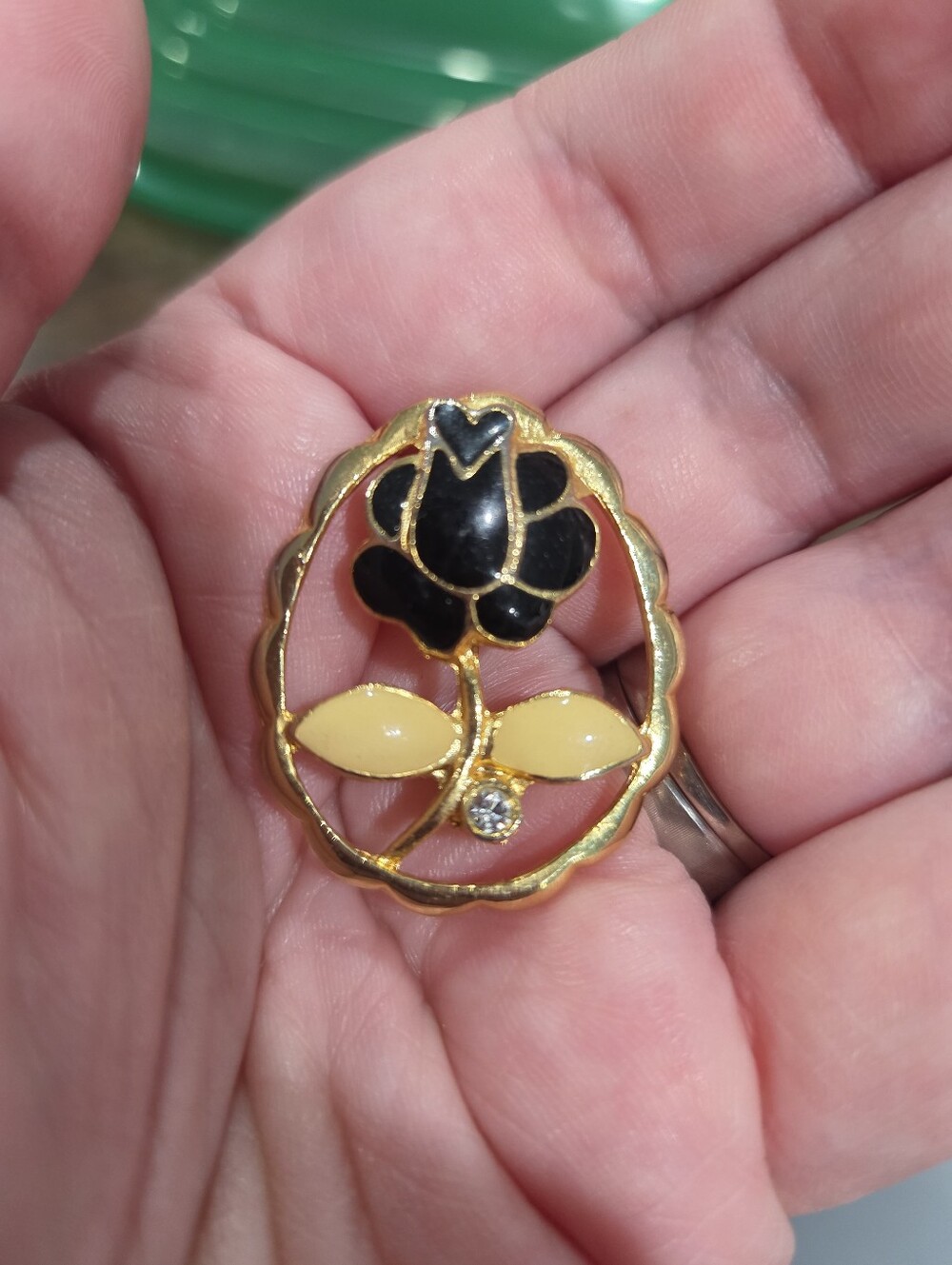 Floral gold tone vintage brooch